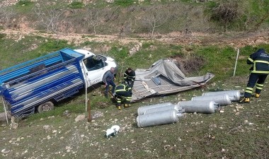 Kamyonet şarampole yuvarlandı: 1'i ağır, 2 yaralı – Son Dakika Türkiye Haberleri | Cumhuriyet