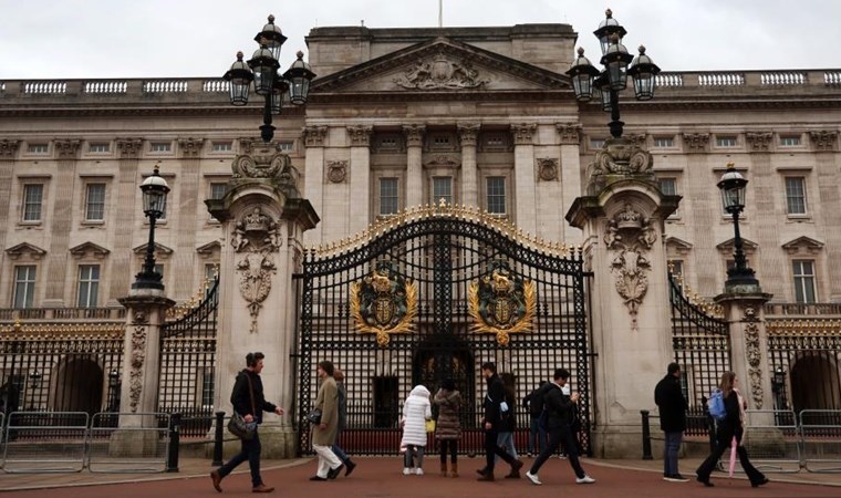 Buckingham Sarayı’nın kapısına çarptı: Gözaltına alındı