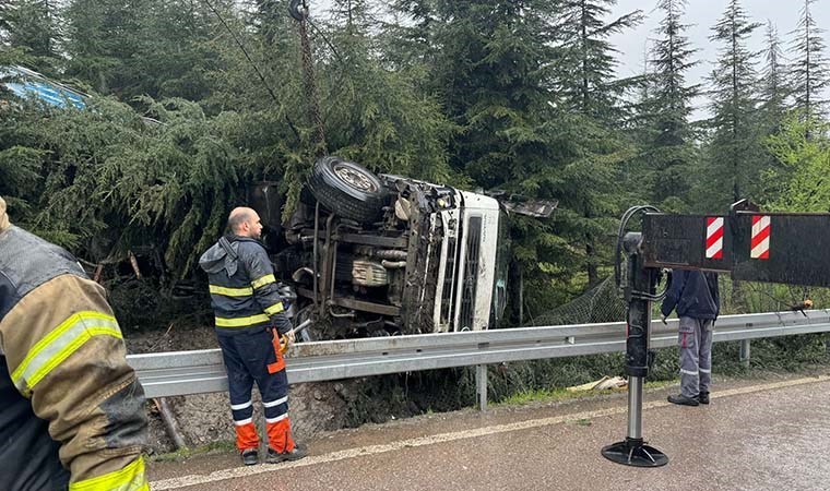 Kocaeli’de devrilen tırın sürücüsü olay yerinde hayatını kaybetti