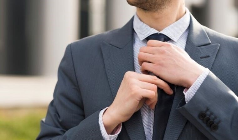 Stilinizi tamamlayın: İşte takım elbiseye uygun kravat seçimi ve bağlama teknikleri…