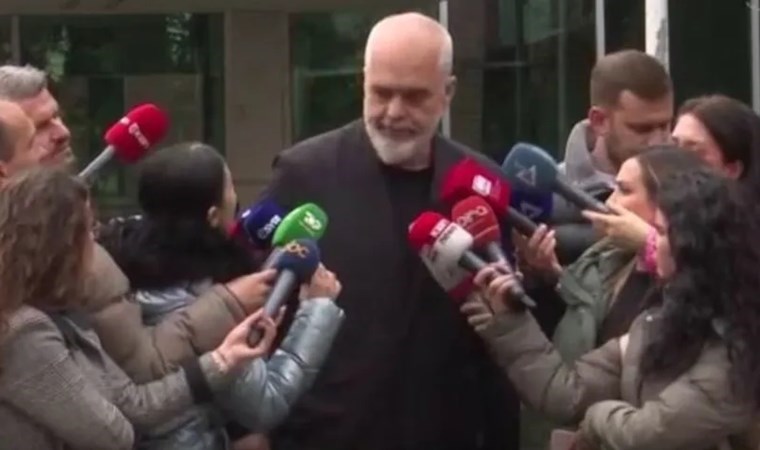 Arnavutluk Başbakanı Edi Rama soru soran gazeteciyi itti: ‘Kadın düşmanı’