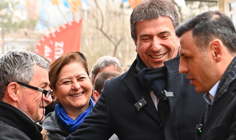 CHP İstanbul İl Başkanı Özgür Çelik pazardaki yurttaşı dinledi