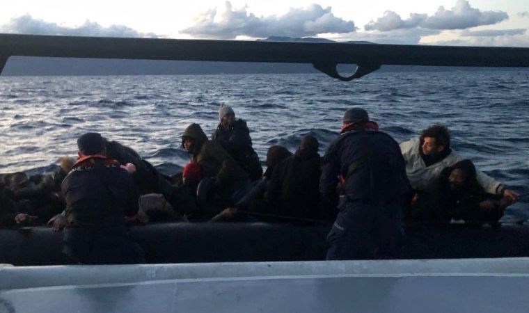 Muğla açıklarında aralarında çocuklarında bulunduğu düzensiz göçmen botu yakalandı