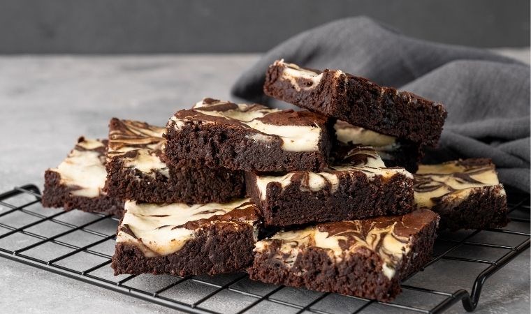İki favori bir arada: Cheesecake Brownie lezzeti…