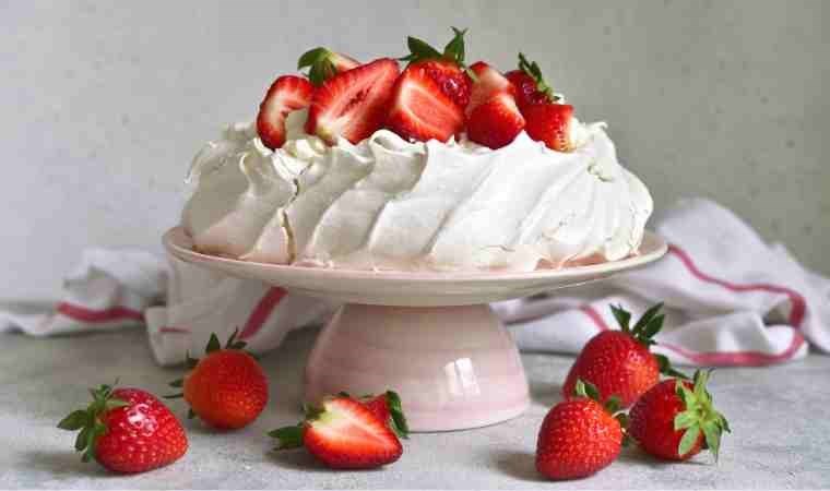 Tatlı tutkunlarının favorisi olmaya aday: Hafif mi hafif Pavlova tatlısı!