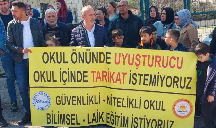 Veli-Der’den tarikatlar ve uyuşturucuya karşı protesto: ‘Devlet okulları kaderine terk edilmiş’