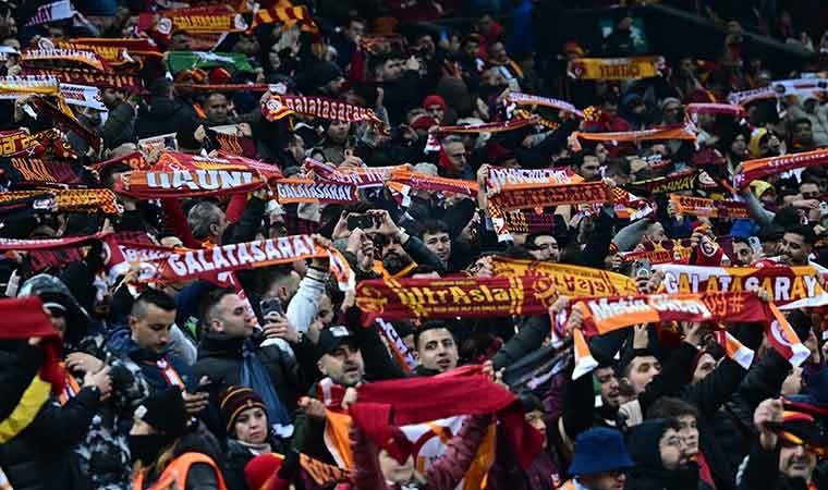 Galatasaray tribünlerinden Fenerbahçe’ye gönderme!