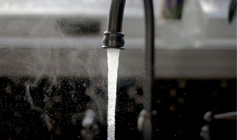 Musluk suyunu kaynatmak mikroplastiğin etkilerini azaltabilir