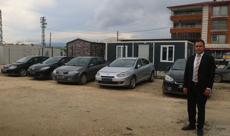 Defne Belediye Başkanı, makam aracı uygulamasını kaldırarak araçları satışa çıkardı