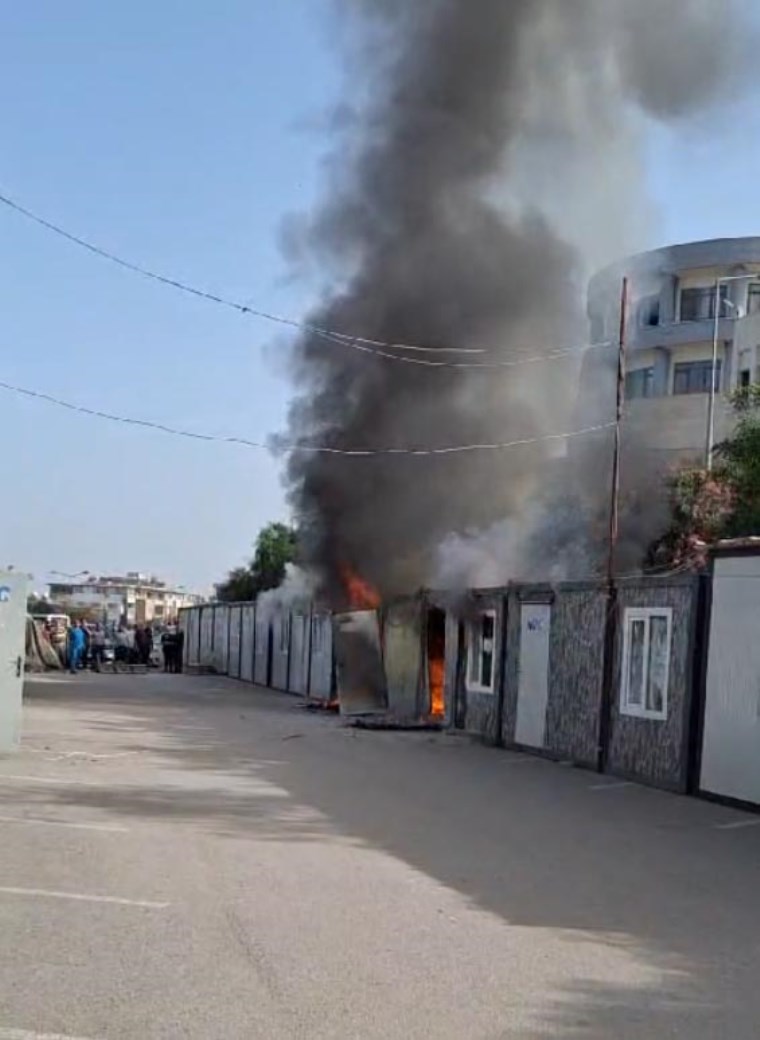 İskenderun Devlet Hastanesi'nde yangın: Poliklinik olarak kullanılan 3 konteyner kül oldu!