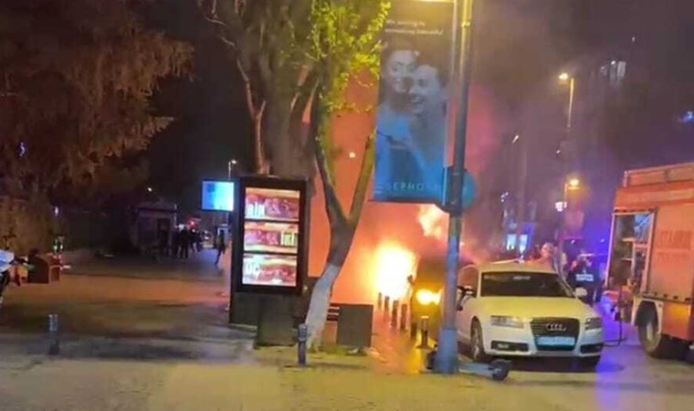 Kadıköy’de park halindeki 2 otomobil alev alev yandı