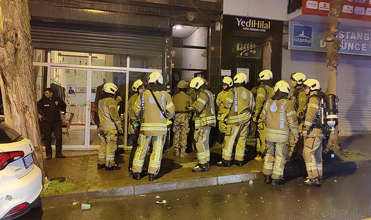 Fatih’te gece yarısı dehşet anları… Balyozla saldırdığı 4 kişilik aileyi rehin aldı: Özel harekat polislerinin operasyonuyla etkisiz hale getirildi