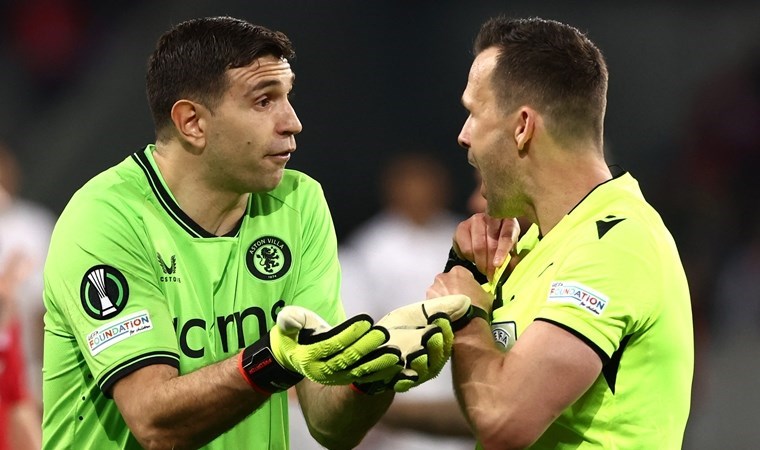 Lille – Aston Villa maçında ilginç an: 2 sarı kart gören Emiliano Martinez atılmadı!