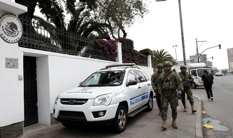 Ekvador polisinden Meksika Büyükelçiliğine baskın