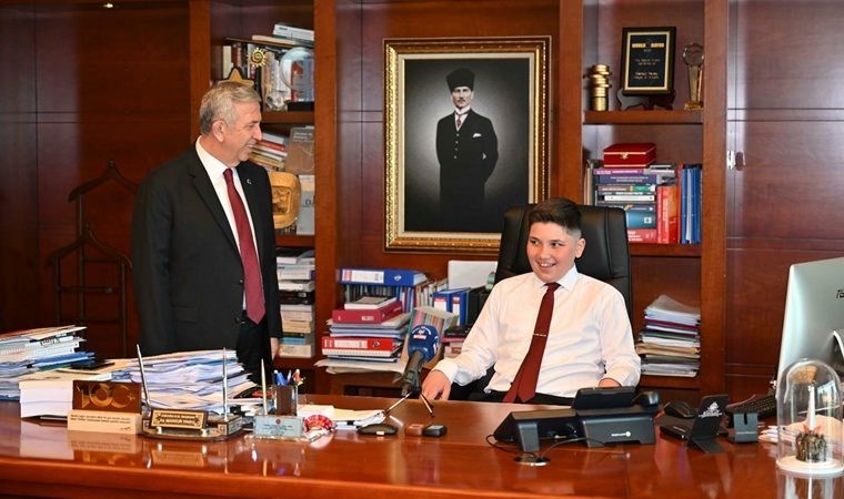 ‘Teşekkürler Mansur dede’: Mansur Yavaş koltuğunu otizmli Muhammed’e bıraktı