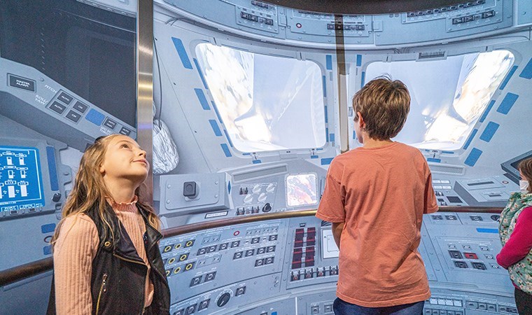 Asansörü kapsül haline getirip, dünyada uzayı yaşatıyorlar