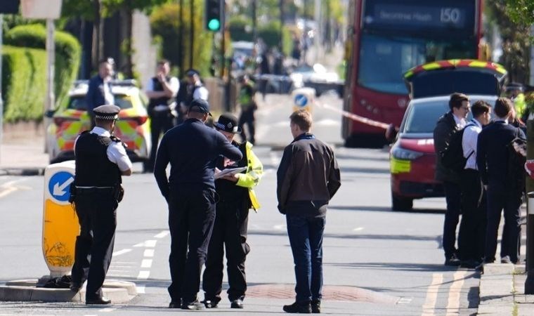 Londra sarsıldı: Kılıçlı adamdan kanlı saldırı