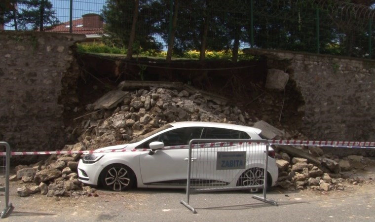 Üsküdar’da site duvarı çöktü: 2 otomobil altında kaldı