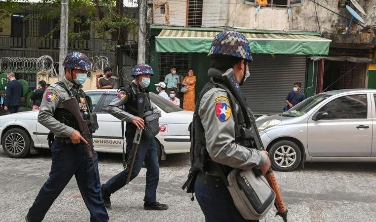 Myanmar’da 13 sınır polisi Bangladeş’e kaçtı