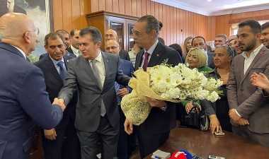 Erdal Beşikçioğlu, mazbatasını alıp göreve başladı – Son Dakika Siyaset Haberleri | Cumhuriyet