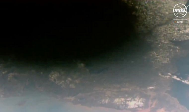 Tam Güneş tutulması uzaydan nasıl görünüyor?