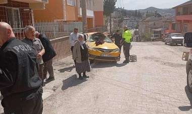 Yokuş aşağı inen taksi takla attı: Yolcu yaralandı – Son Dakika Türkiye Haberleri | Cumhuriyet