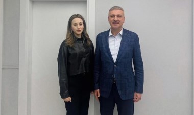 Erdoğan'ın başdanışmanı Oktay Saral, Türkiye'nin en genç belediye başkanı olan Zeynep Çelik'i seçim öncesi ziyaret etmiş: 'Çok değerli amcam…' – Son Dakika Siyaset Haberleri | Cumhuriyet