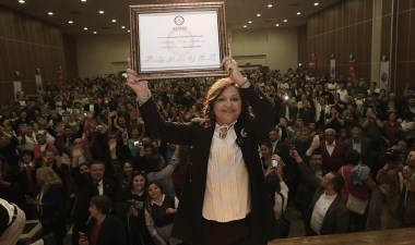 Burcu Köksal, mazbatasını aldı: 'Afyonkarahisarımın 74 yıllık hasreti sona erdi' – Son Dakika Siyaset Haberleri | Cumhuriyet