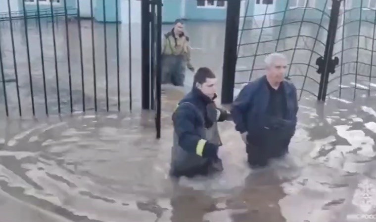 Rusya’da baraj kısmen yıkıldı: Binlerce ev sular altına kaldı