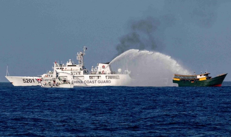 Güney Çin Denizi’nde tansiyon yükseldi: Devriye gemilerine tazyikli su sıktı