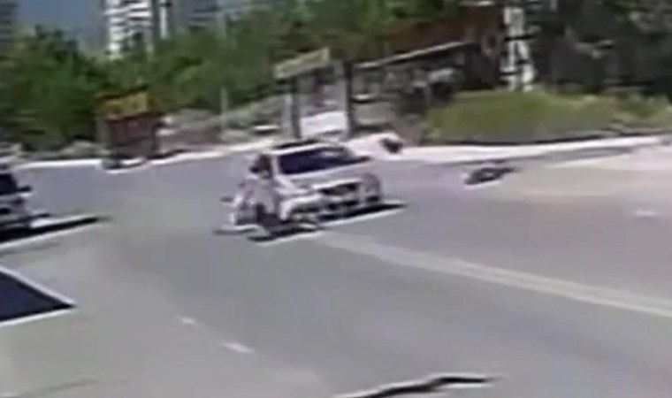 Otomobilin çarptığı motosiklet sürücüsü havaya fırladı!