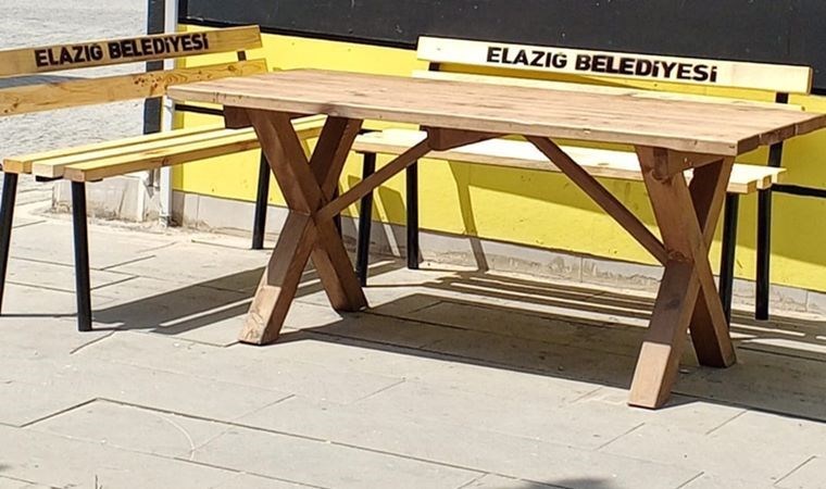 Elazığ Belediyesi, CHP’li Gürsel Erol’un taksi duraklarına gönderdiği bankları kaldırdı