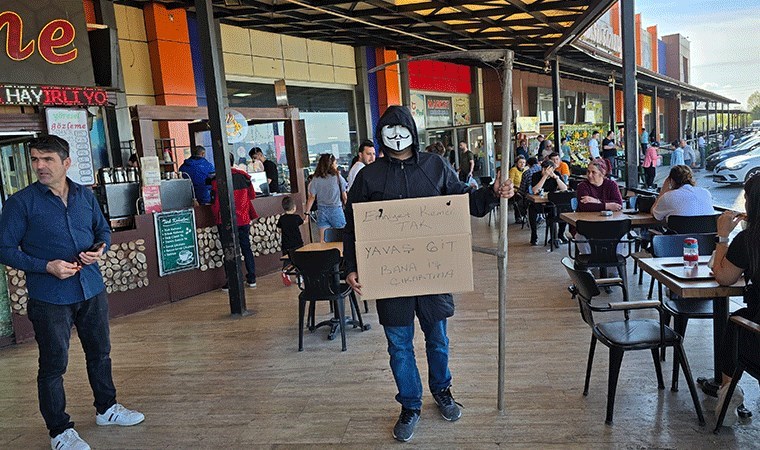 Düzce’de ilginç olay… Maske takıp ‘bana iş çıkarmayın’ pankartı ile sürücüleri uyardı