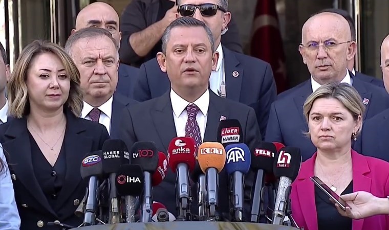 Son Dakika… Özgür Özel Hatay ve İskenderun için YSK önünde: ‘Bu siyasi bir karardır!’