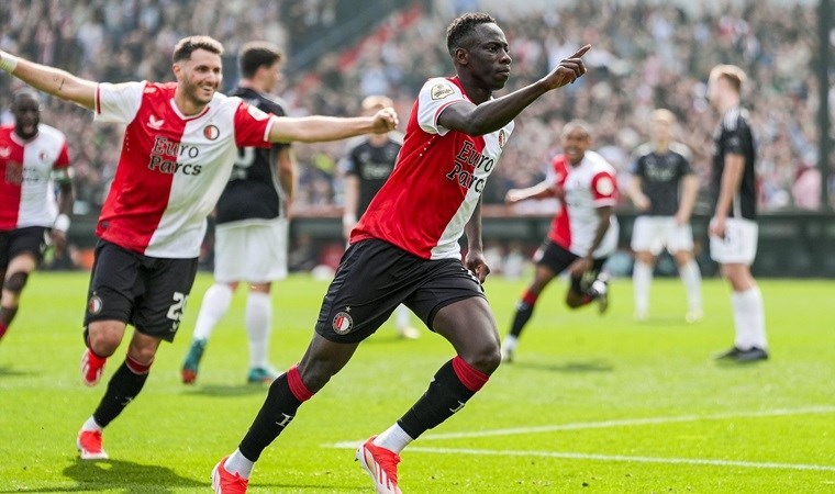 Feyenoord’dan derbide Ajax’a tarihi fark!