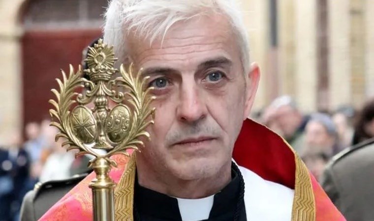 Paskalya ayininde ‘rockçı rahip’ alevlere teslim oldu!