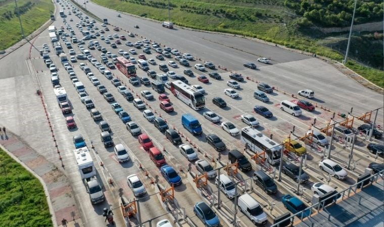 Otoyollarda tatil dönüşü trafiği: Uzun araç kuyrukları oluştu!