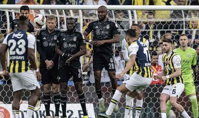Fenerbahçe’de sakatlık şoku! Yıldız futbolcu oyunu tamamlayamadı: İki zorunlu değişiklik…