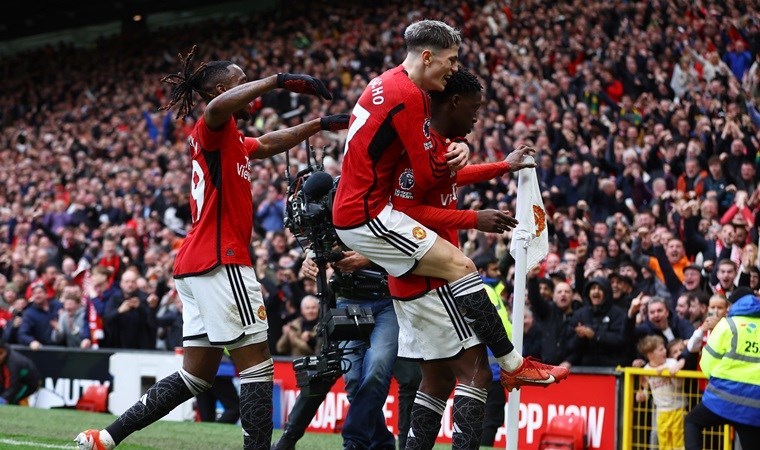 Manchester United, Liverpool’u liderlikten etti!