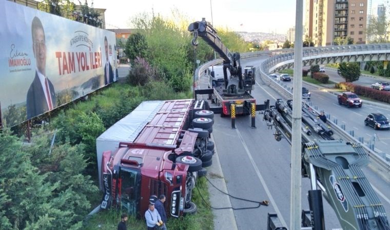 Ataşehir’de sebze yüklü kamyon virajı alamayarak yan yattı