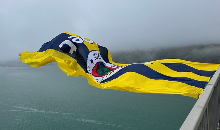 Fenerbahçe Opet’in şampiyonluk bayrağı köprülere asıldı