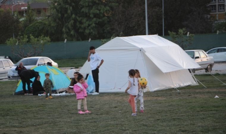 Tokat’ta depremin ardından yurttaşlar parklarda çadır kurdu