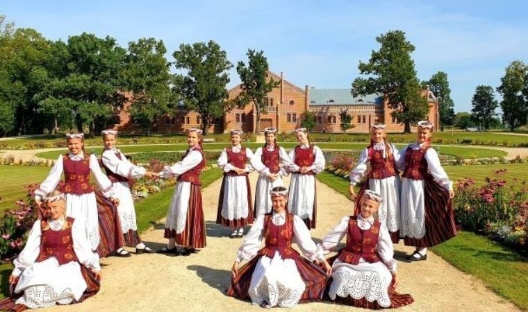 İBB’den ’23 Nisan’ paylaşımı: ’16 ülkenin çocukları İstanbul’da’