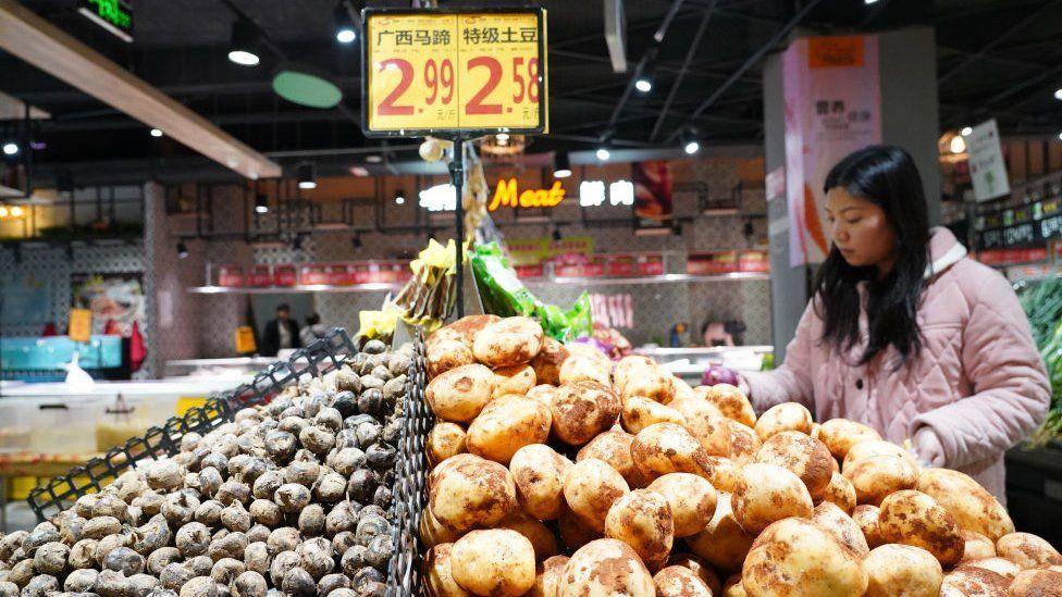 Çinli kadınlar para biriktirmek için neden yabancılarla eşleşiyor?