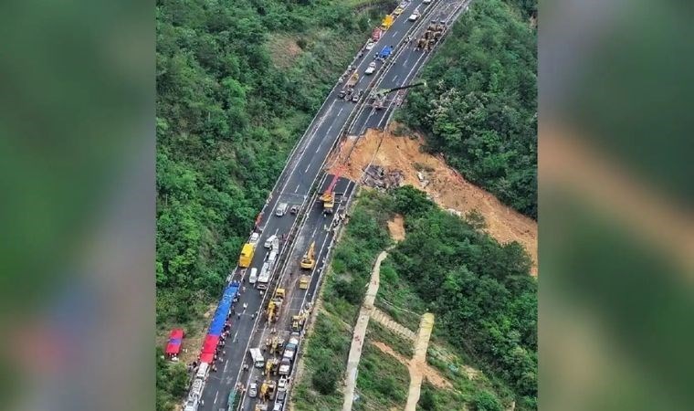 Şiddetli yağışlar Çin’i vurdu: Otoyol çöktü, can kaybı var!