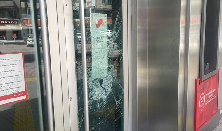 Adana’da Ziraat Bankası’nın camları taşlandı