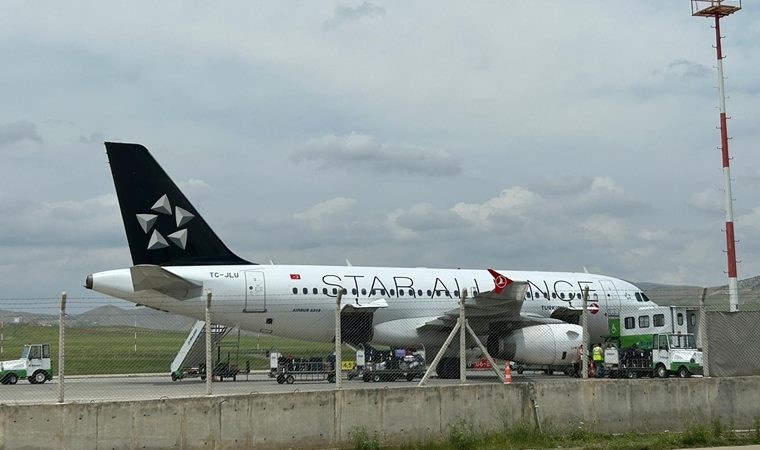 Yolcu uçağının kanadına iniş sırasında kuş çarptı!