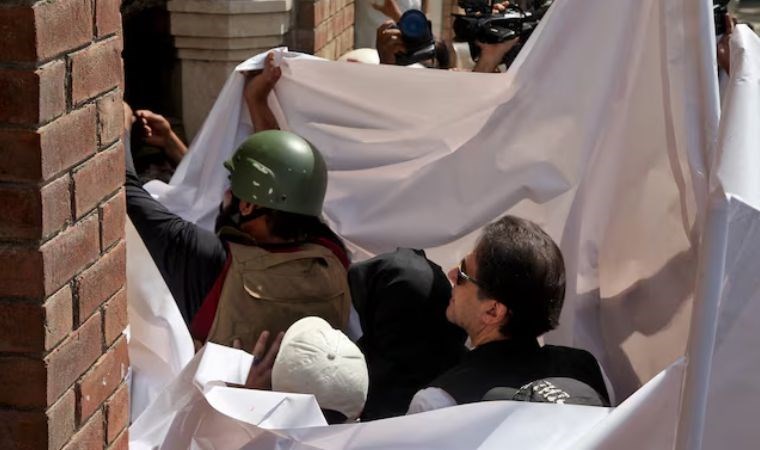 Pakistan’da eski Başbakan İmran Han’ın eşi Bibi, Han’ın bulunduğu cezaevine nakledilecek