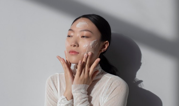 Yazın ışıl ışıl bir cilde sahip olmak hayal değil: Cam gibi bir cilde sahip olmak için uzmanlar önerdi… İşte Kore cilt bakımının olmazsa olmazları!