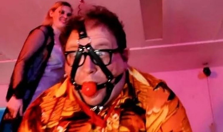 Okul müdürü açığa alındı: Cinsel içerikli komedi filminde oynadığı ortaya çıktı!